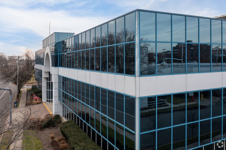 More Photos Of 330 Old Country Rd, Mineola Office For Lease