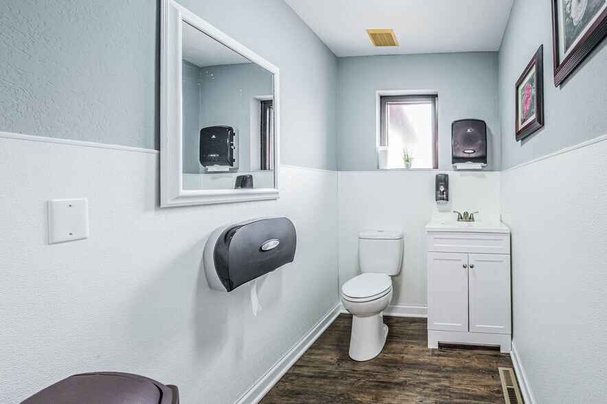 More Photos Of 1502 Westen St, Bowling Green Office For Sale