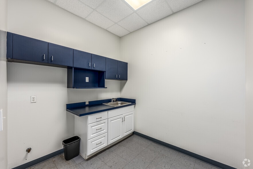 More Photos Of 401 W International Speedway Blvd, Daytona Beach Freestanding For Sale