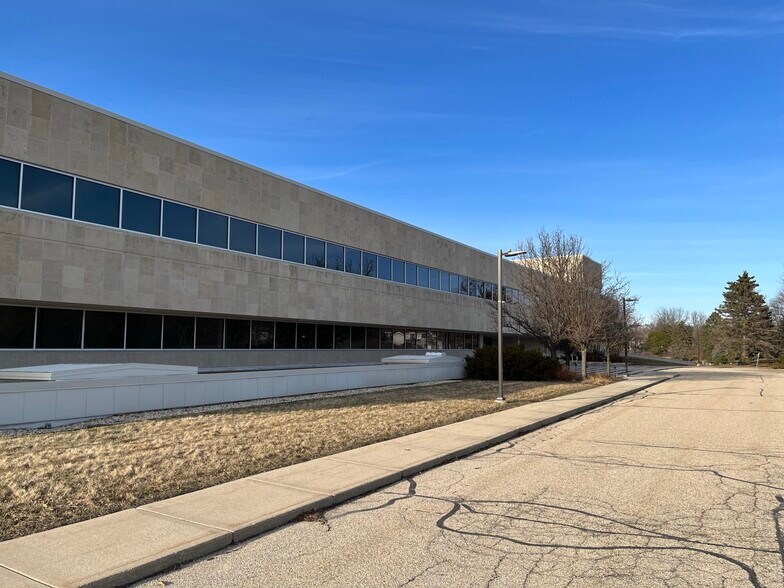More Photos Of 302 N Walbridge Ave, Madison Office For Sale
