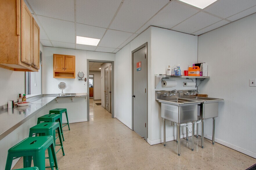 More Photos Of 120 Confederate Dr, Franklin Manufacturing For Sale