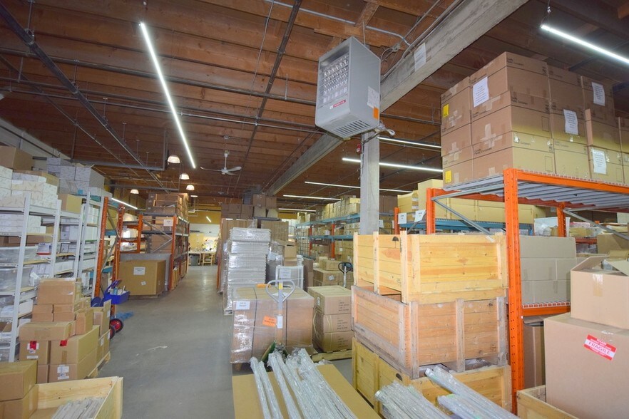 More Photos Of 512 Manitou Rd, Calgary Showroom For Lease