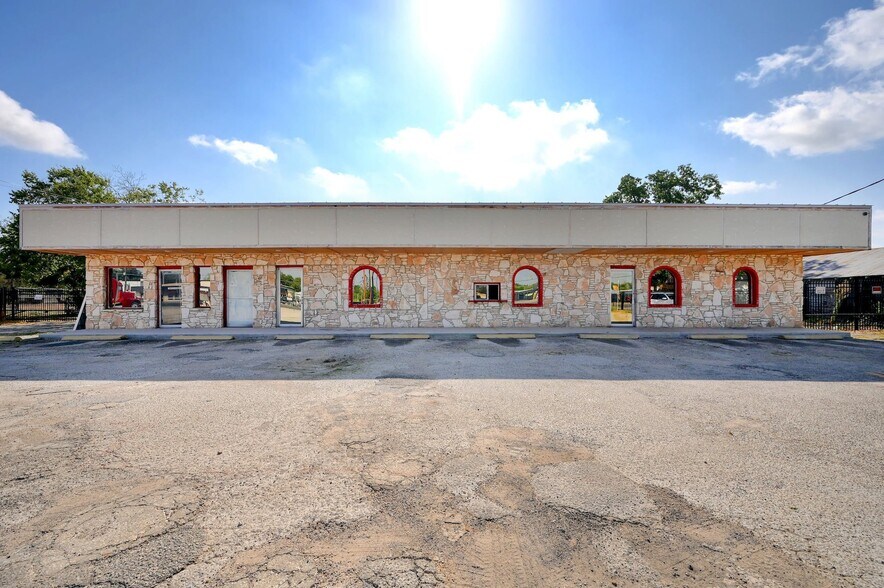 More Photos Of 2200-2204 S WW White Rd, San Antonio Restaurant For Lease