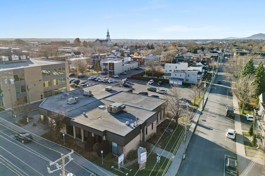 More Photos Of 84 Rue Court, Granby Medical For Sale