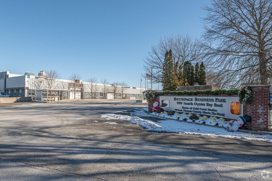 Primary Photo Of 999 S Oyster Bay Rd, Bethpage Warehouse For Lease