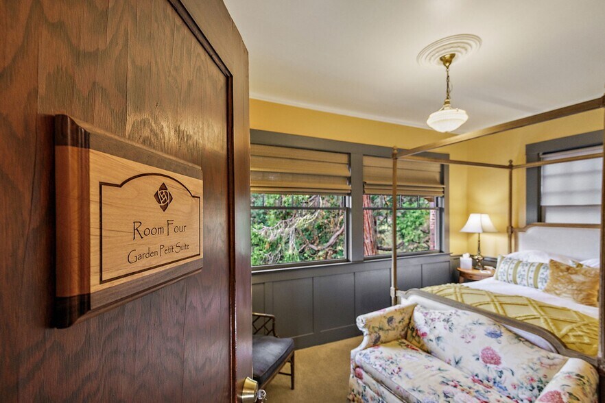 More Photos Of 455 N Oregon St, Jacksonville Hospitality For Sale