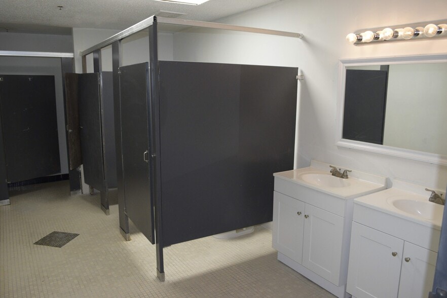 More Photos Of 2400 Silver Star Rd, Orlando Distribution For Sale