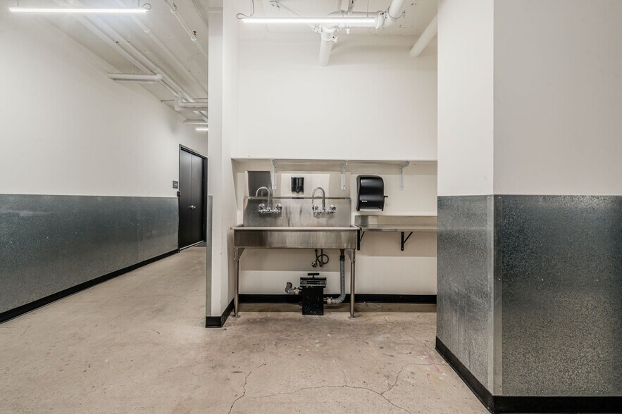 More Photos Of 3333 Boul Crémazie E, Montréal Loft Creative Space For Lease