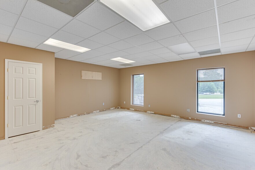 More Photos Of 6724 Cleveland Hwy, Clermont Warehouse For Lease