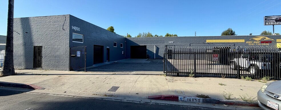 Primary Photo Of 14855 Bessemer St, Van Nuys Service For Lease