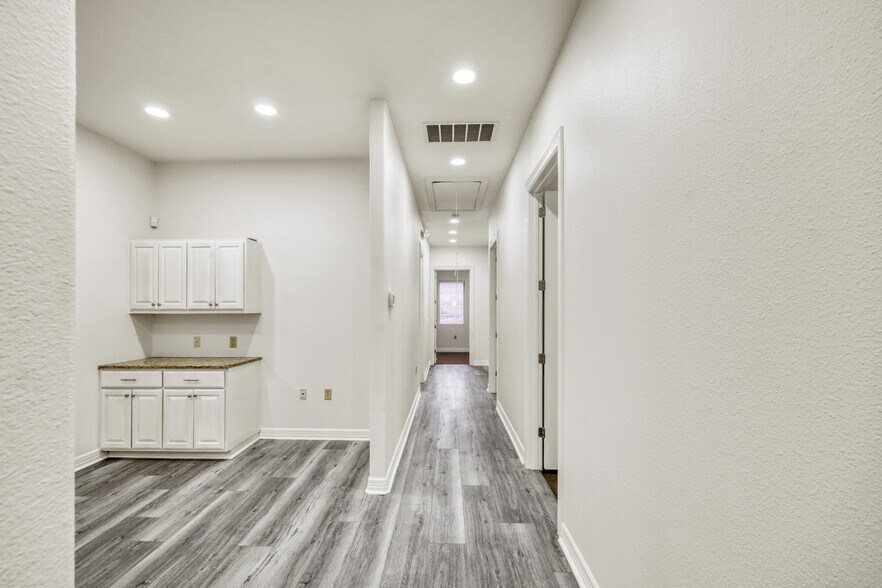 More Photos Of 5727 W I-10 Fwy, San Antonio Office For Lease