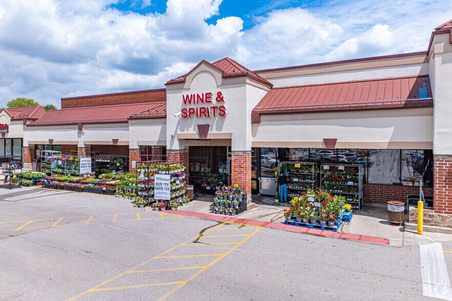 More Photos Of 720-812 W Army Trail Rd, Carol Stream General Retail For Lease