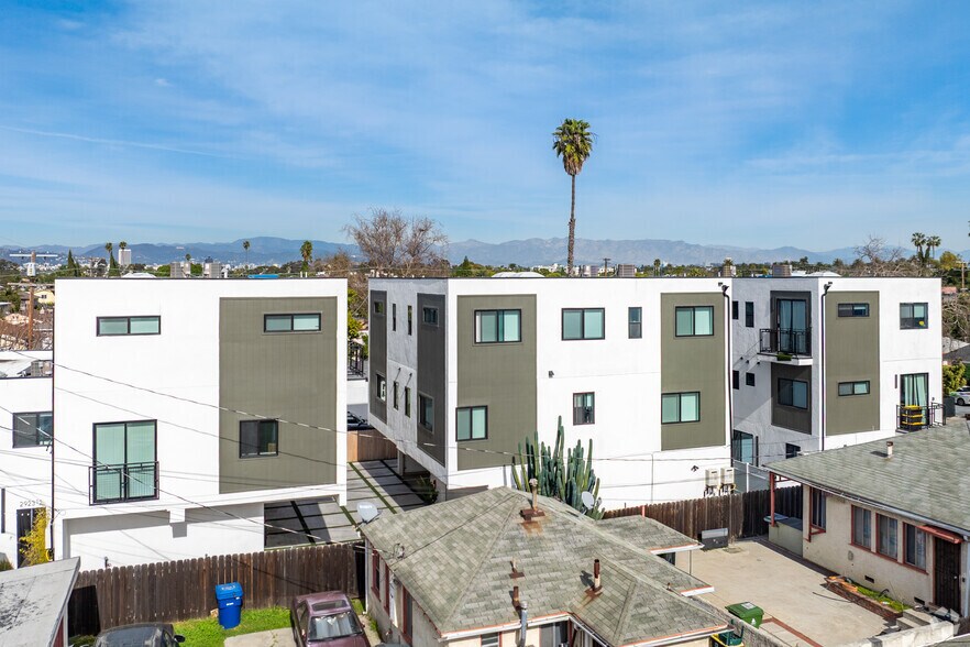 More Photos Of 2921 S Burnside Ave, Los Angeles Apartments For Sale