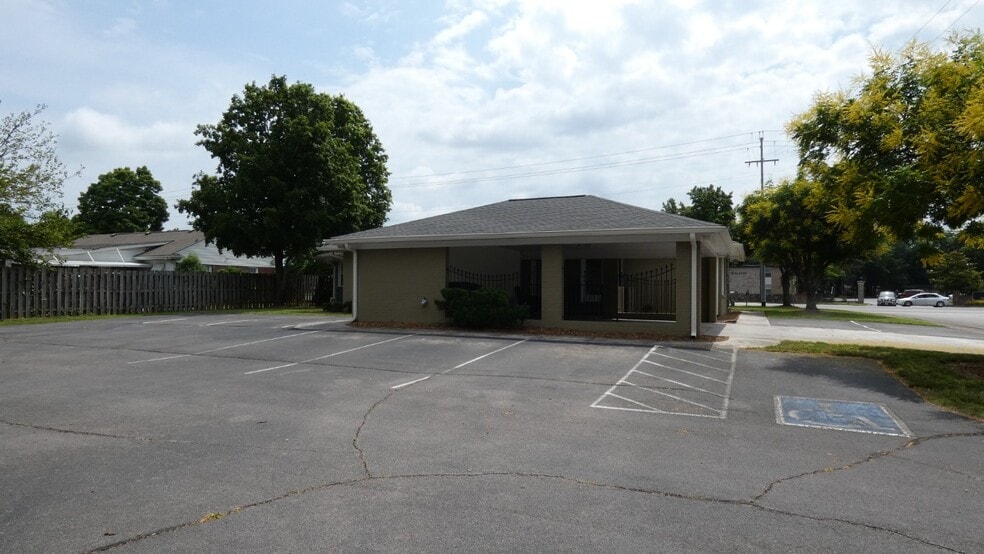 More Photos Of 2911 Middle Tennessee Blvd, Murfreesboro Office Residential For Lease