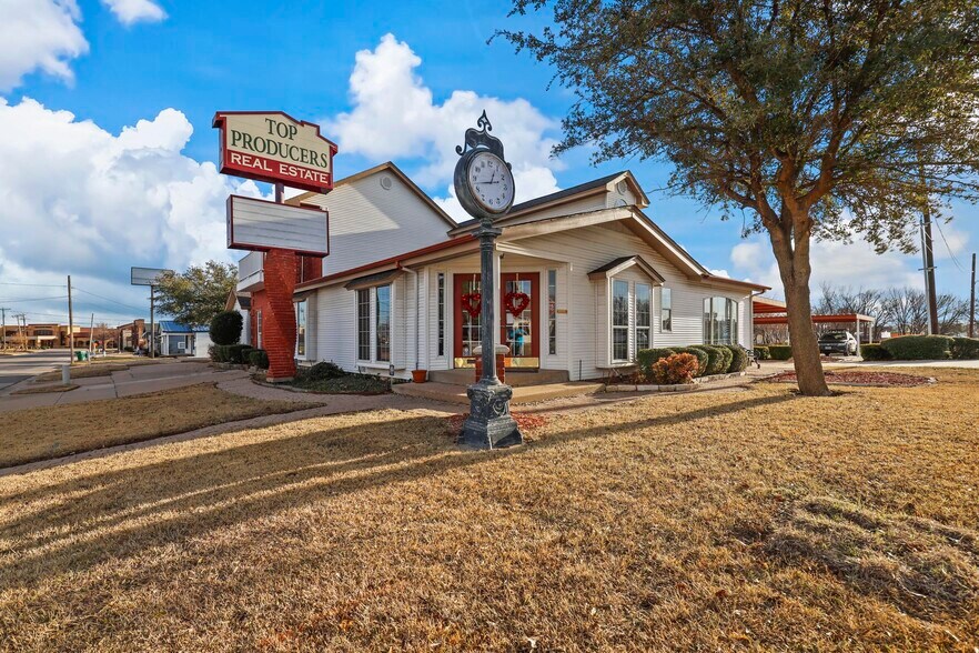 More Photos Of 145 NW Ellison St, Burleson Freestanding For Sale