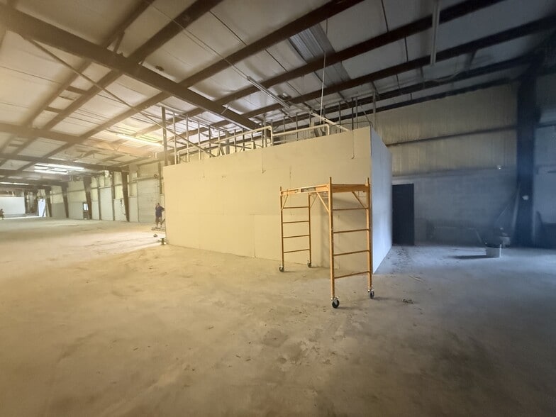 More Photos Of 7725 N Orange Blossom Trl, Orlando Warehouse For Sale