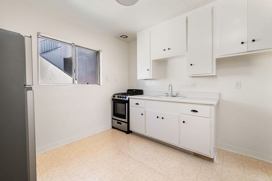 More Photos Of 24 Roswell Ave, Long Beach Apartments For Sale