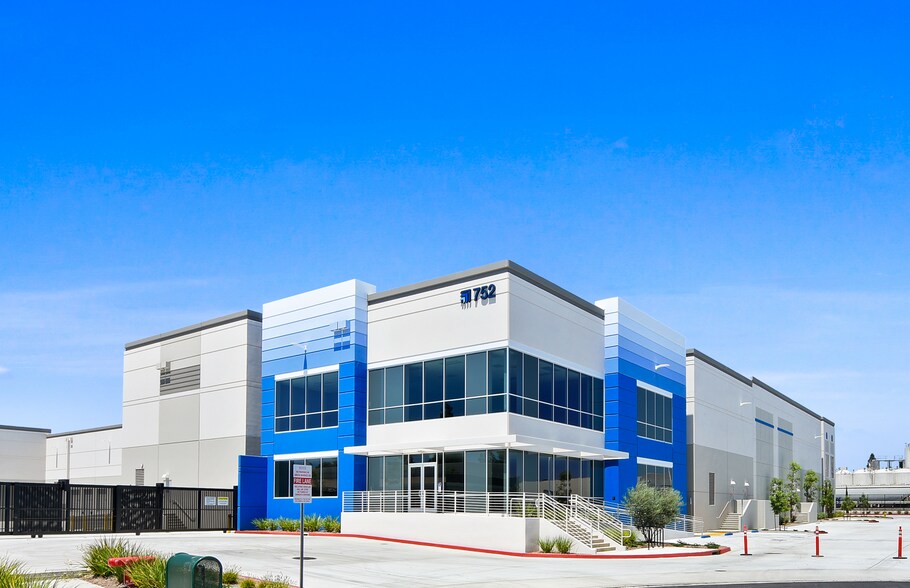 Primary Photo Of 752 N Poplar St, Orange Distribution For Lease