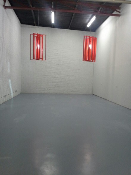 More Photos Of 4718-4720 Iberia Ave, Dallas Warehouse For Lease