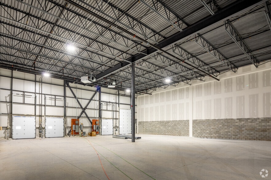 More Photos Of 156 Av D'Iberia, Candiac Industrial For Lease