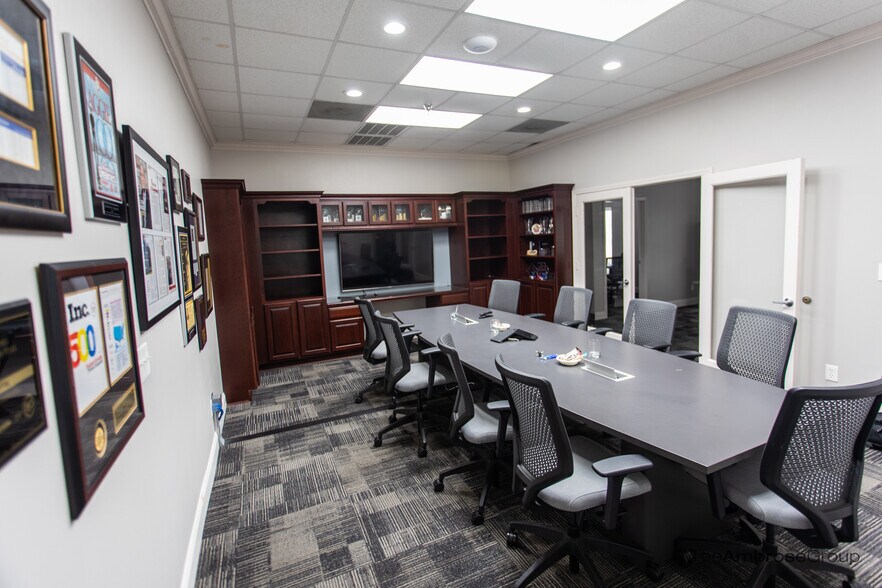 More Photos Of 8220 Jones Rd, Houston Office For Sale