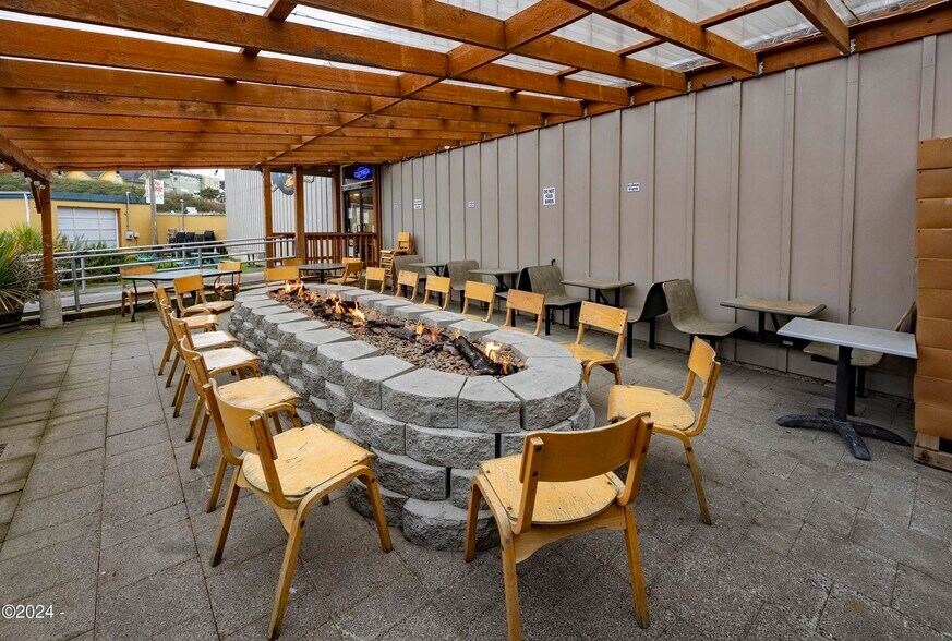More Photos Of 501 NW Coast St, Newport Restaurant For Sale