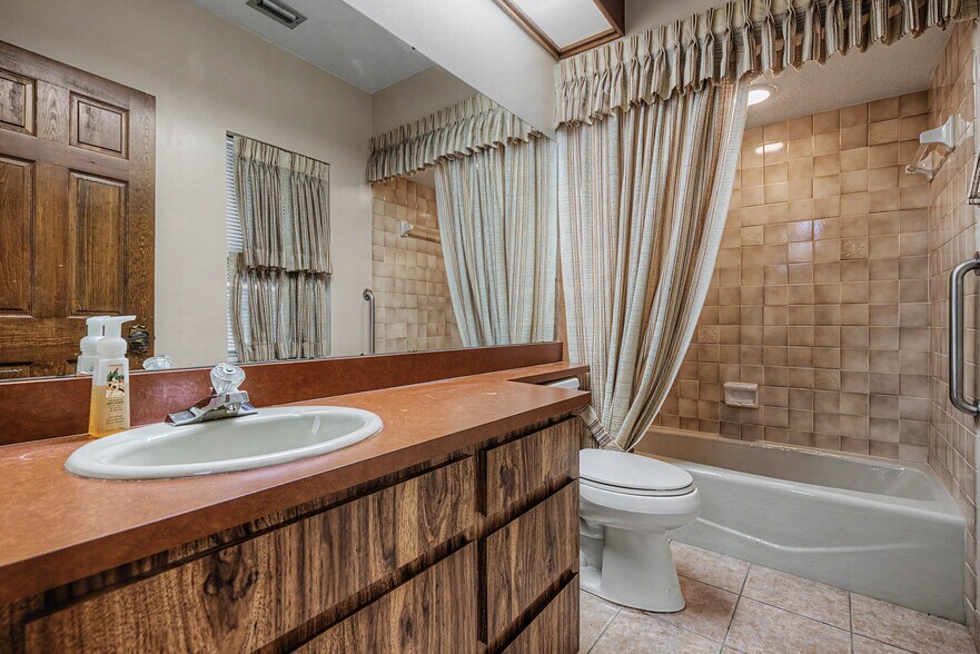 More Photos Of 2160 Laurence Dr, Clearwater Office For Sale