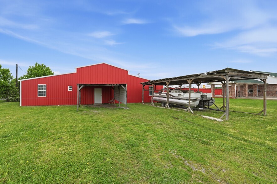 More Photos Of 113 S Wilder St, Chouteau General Retail For Sale