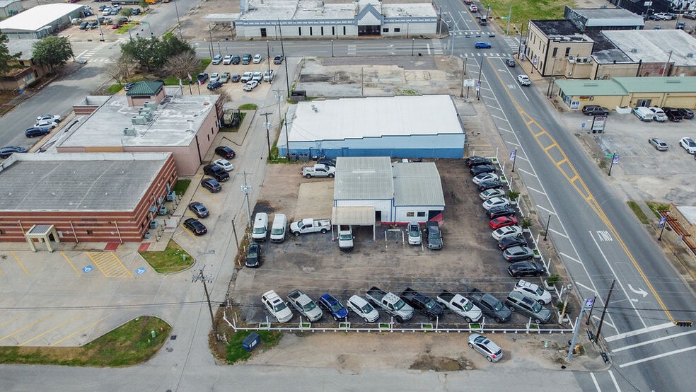 More Photos Of 120 E Mulberry St, Angleton Auto Dealership For Lease