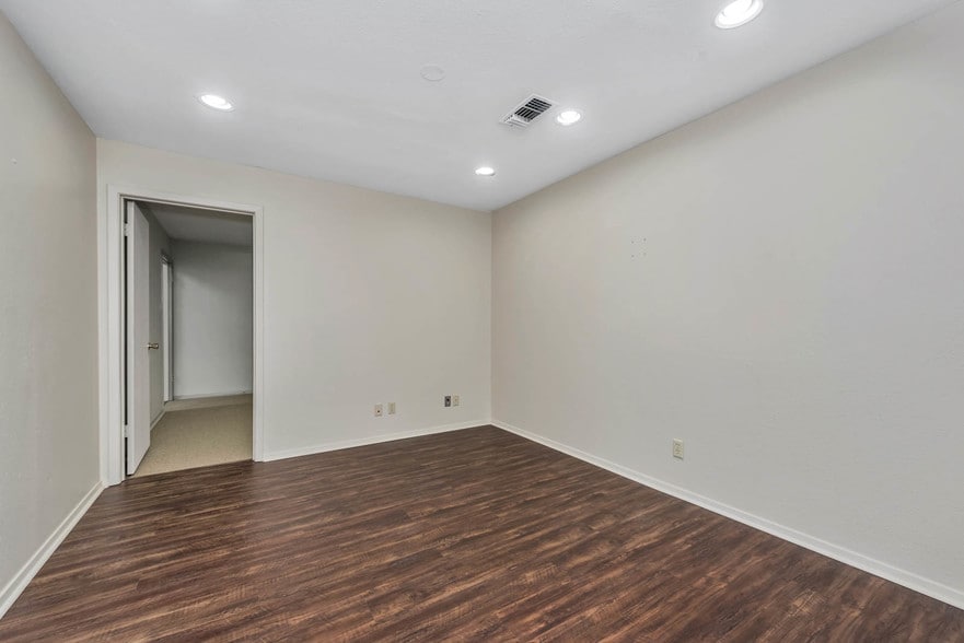 More Photos Of 1803 Greenfield Plz, Bryan Office For Lease