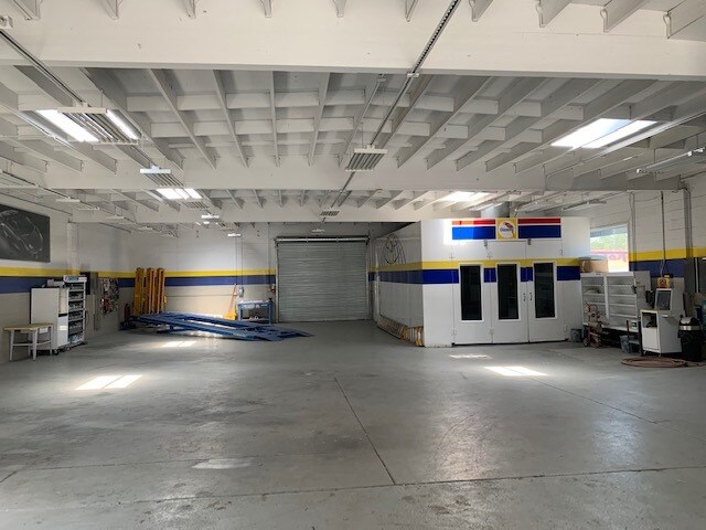 More Photos Of 11481 Ventura Blvd, Studio City Auto Repair For Lease