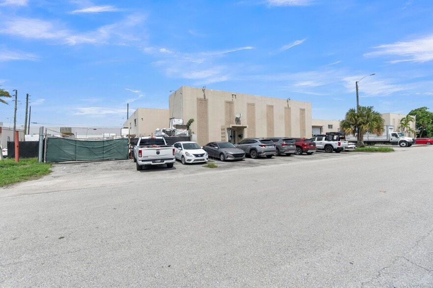 More Photos Of 821-841 NW 57th Pl, Fort Lauderdale Manufacturing For Lease