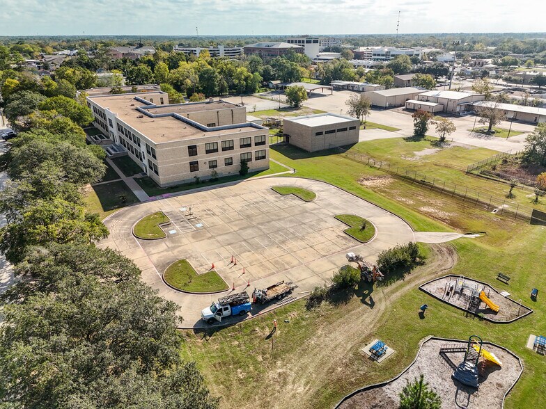 More Photos Of 601 W Lewis St, Conroe Flex For Sale