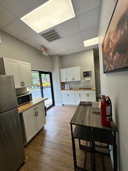 More Photos Of 25091 Bernwood Dr, Bonita Springs Showroom For Sale