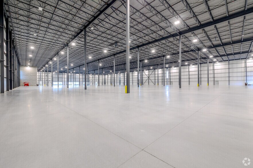 More Photos Of 190 Glover Rd, Hamilton Distribution For Sale