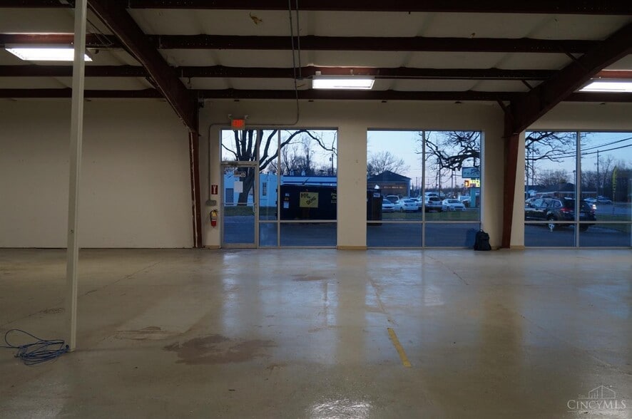 More Photos Of 885 Ohio Pike, Cincinnati Showroom For Lease