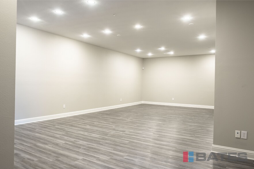 More Photos Of 198 Brothers Blvd, Red Oak Flex For Sale