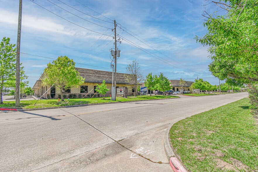 More Photos Of 500 Spring Hill Dr, Spring Unknown For Lease