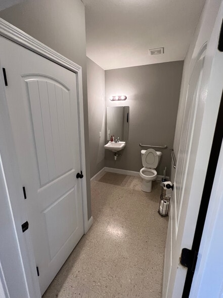 More Photos Of 3700 Dover Rd, Woodlawn Warehouse For Lease