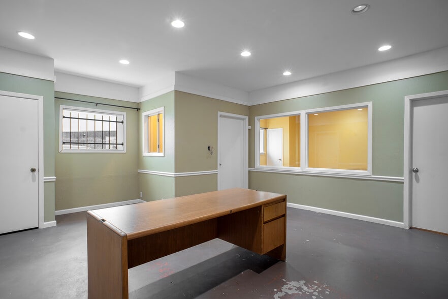 More Photos Of 910 Brenda St, Houston Warehouse For Sale