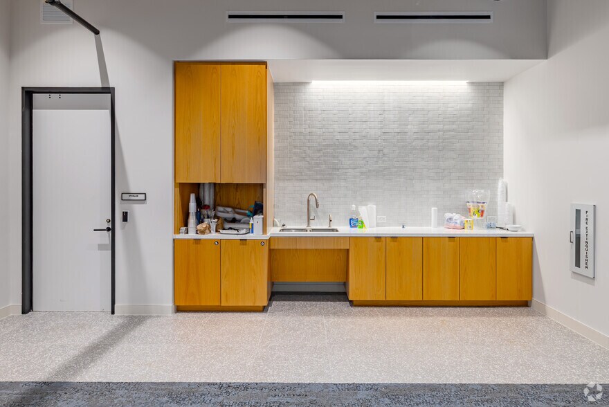More Photos Of 420 SW 6th St, Moore Office For Lease
