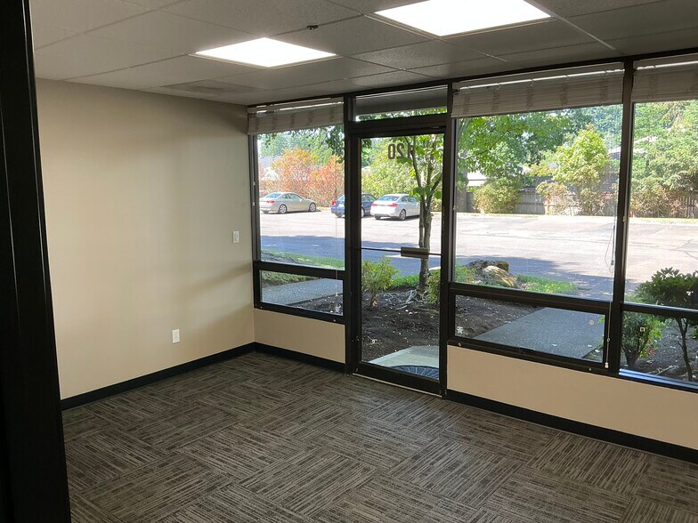 More Photos Of 5293 NE Elam Young Pky, Hillsboro Showroom For Lease