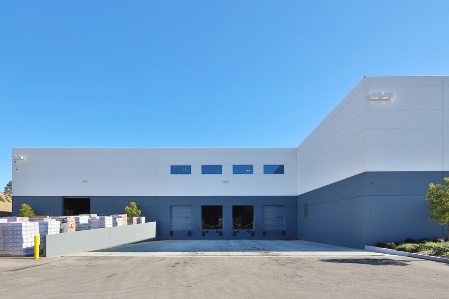 More Photos Of 163 Cochran St, Simi Valley Warehouse For Lease
