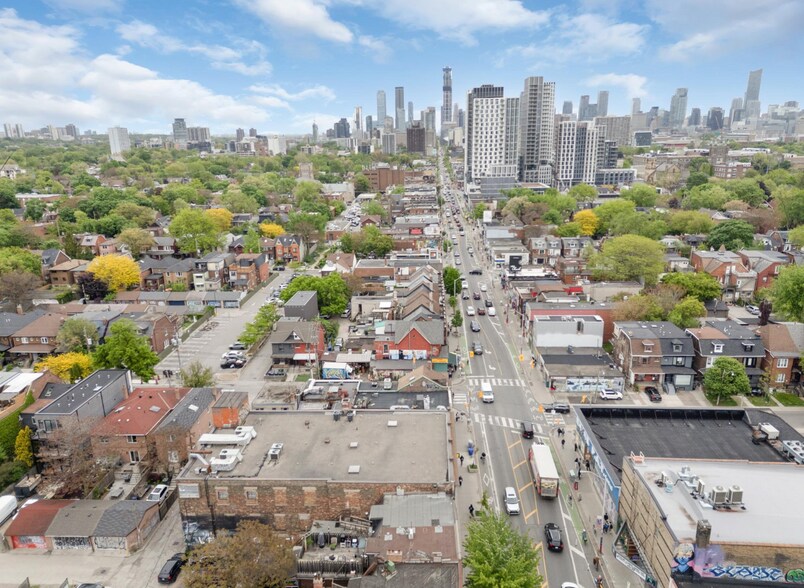More Photos Of 676 Bloor St W, Toronto Storefront Retail Residential For Sale