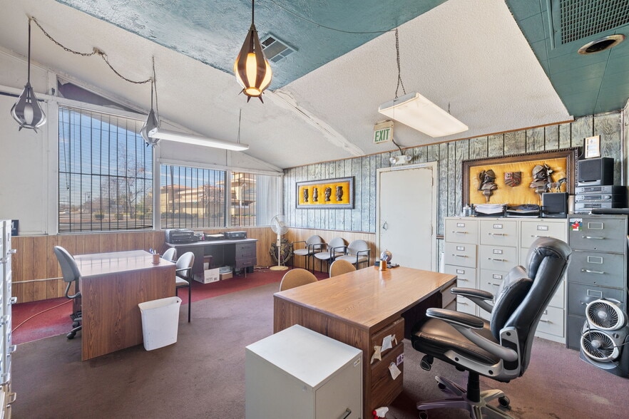 More Photos Of 276 Union Ave, Bakersfield Light Distribution For Sale