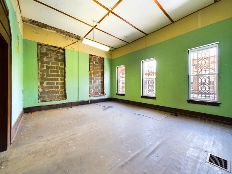 More Photos Of 309 S Ohio Ave, Sedalia Storefront Retail Office For Sale