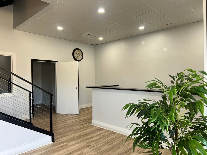 More Photos Of 11090 Industrial Rd, Manassas Showroom For Lease