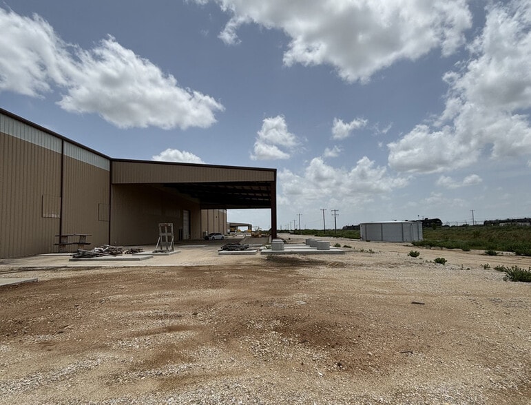 More Photos Of 16448 Old Corpus Christi Rd, Elmendorf Warehouse For Lease