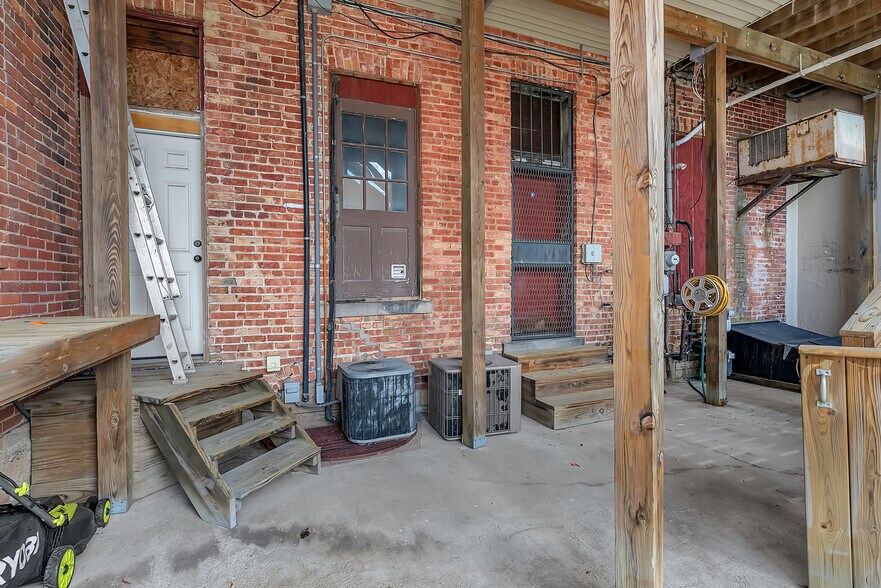 More Photos Of 105 1/2 S Court St, Crown Point General Retail For Sale