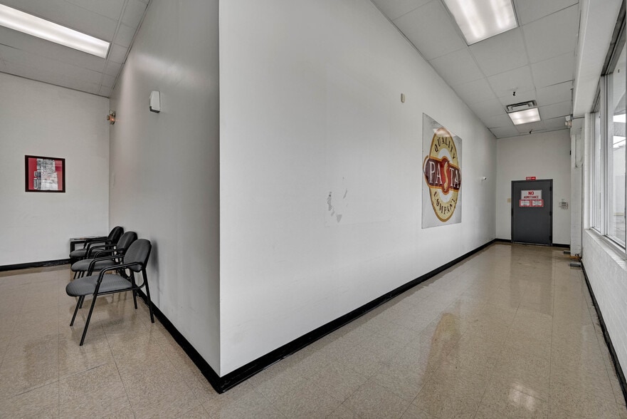 More Photos Of 100 Chamber Plz, Charleroi Supermarket For Lease
